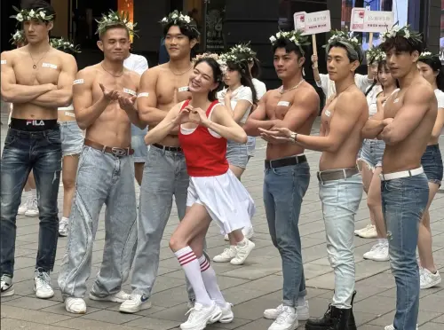 ▲張榕容（中）自嘲有猛男在身旁，本來舞都會跳，就會有點小失誤。（圖／記者蘇詠智攝）