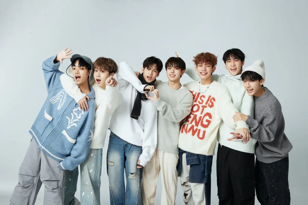 ▲冠軍團小行星尚未出道，就接下滑雪品牌代言人，形象照將於日本滑雪勝地越後湯澤車站旁刊登。左起為至琦、勝銘、彥旭、加藤琉士、鈞嘉、俊希、小新。（圖／踢帕娛樂提供）