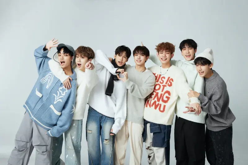 ▲冠軍團小行星尚未出道，就接下滑雪品牌代言人，形象照將於日本滑雪勝地越後湯澤車站旁刊登。左起為至琦、勝銘、彥旭、加藤琉士、鈞嘉、俊希、小新。（圖／踢帕娛樂提供）