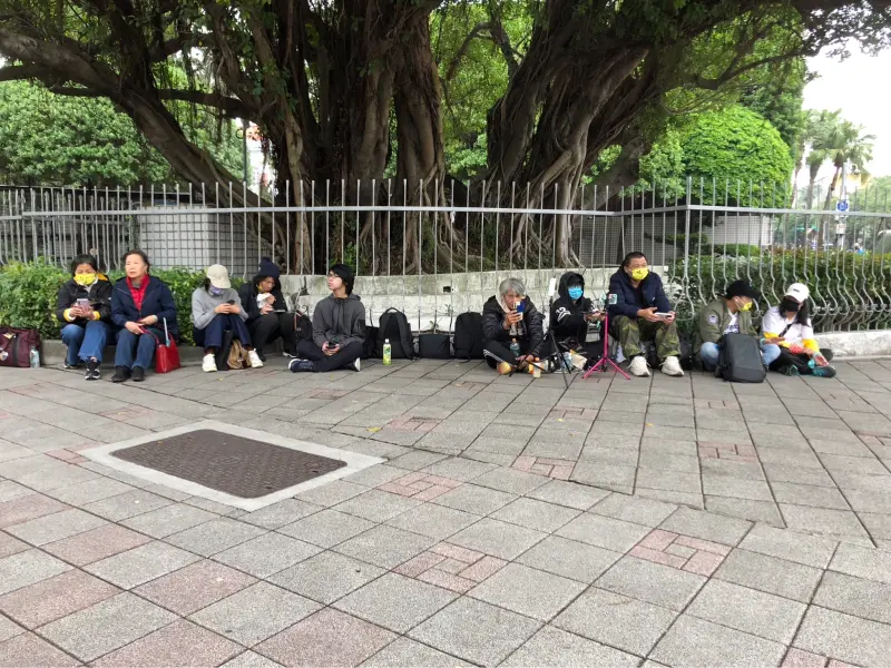 ▲有民眾在網路上號召「小草」在北檢集結,下午3時許,北檢周邊已陸陸續續有小草抵達,也在現場插滿「政治迫害」「放人」等口號的旗幟。(圖/記者嚴俊強攝)