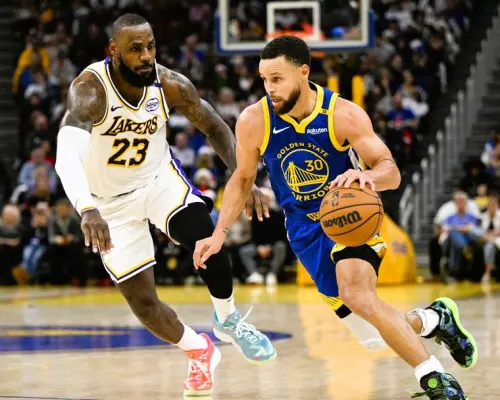 ▲LeBron(左)與Stephen Curry上演頂尖對決，成為聖誕大戰的焦點。（圖／美聯社／達志影像）