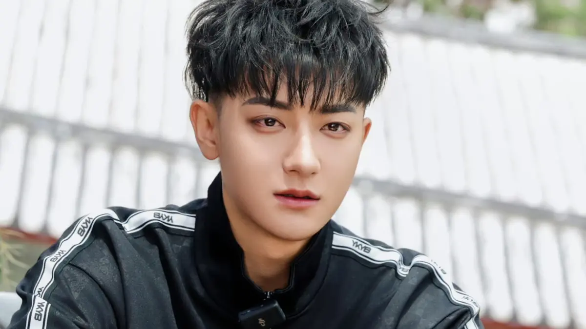 ▲中國男星黃子韜（如圖）今（2）日迎來32歲生日，回顧黃子韜過去一年，不僅和妻子徐藝洋求婚成功，還斜槓賣起衛生棉，豈料卻讓粉絲難以接受，引爆脫粉潮，46萬名粉絲退追社群。（圖／黃子韜工作室微博）