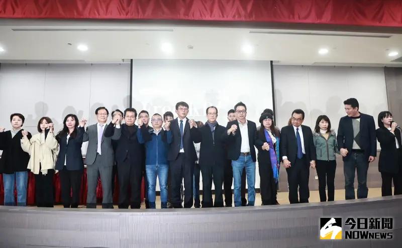 ▲柯文哲被起訴,民眾黨公職人員齊聲高喊「公開審理、釋放柯P!」(圖/葉政勳攝,2024,12.26)
