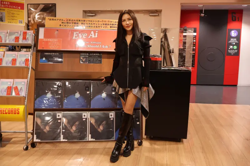 ▲艾怡良在聖誕節受邀東京渋谷開唱，有不少日本人為她的美聲駐足，還有粉絲封她是「國際艾」。（圖／環球音樂提供）