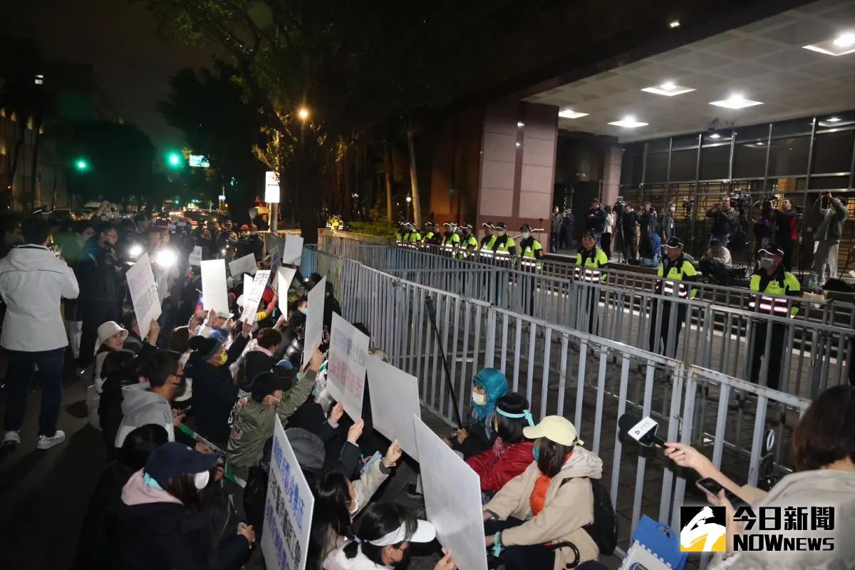 ▲柯文哲接押庭預計延後至7時30分開庭，北院外聚集許多柯文哲支持者。（圖／記者李政龍攝，2024.12.26）