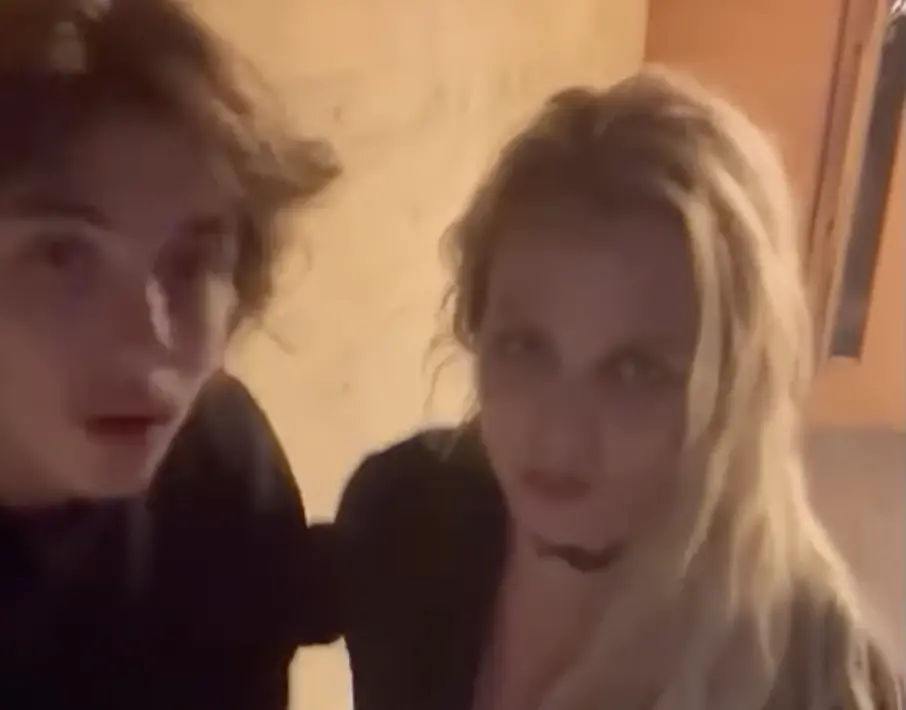 ▲布蘭妮（右）和小兒子傑登疏遠兩年多後再度破冰，一起在短片裡展現母子情深的親密互動，布蘭妮非常開心，稱這是「人生中最美好的耶誕」，也為此感謝耶穌。（圖／摘自IG）