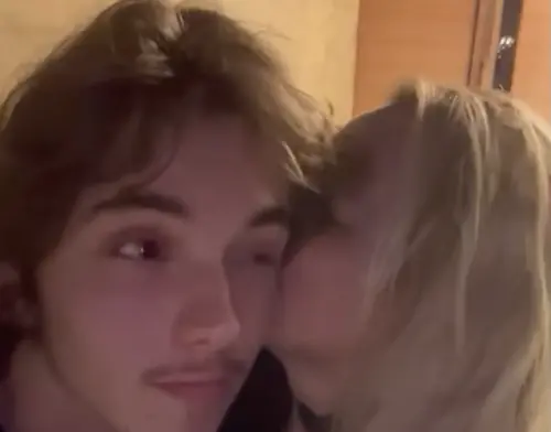 ▲布蘭妮（右）在短片中親吻兒子傑登，母子之間曾經的隔閡看似已不存在。（圖／摘自IG）