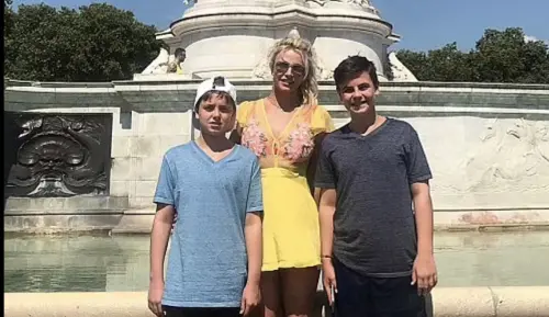 ▲布蘭妮（中）的兩個兒子小時候曾和她非常親密，一起到各處旅行，形影不離。（圖／摘自IG）