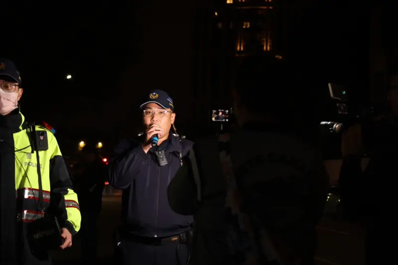 ▲民眾黨晚間號召支持者聚集北檢，晚間6點23分警方舉牌第一次警告。（圖／記者李政龍攝，2024.12.26）