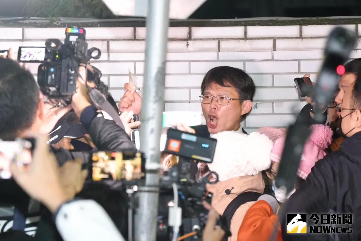 ▲民眾黨立委黃國昌在北院外頭咆哮，批評北院帶頭搞戒嚴，宣稱開放民眾旁聽，卻把拒馬放在外面阻擋。（圖／記者李政龍攝，2024.12.26）