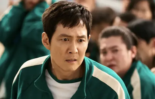 ▲《魷魚遊戲》第2季入圍本屆金球獎最佳戲劇類影集,導演黃東赫和男主角李政宰(中)都出席頒獎。(圖/摘自IMDb) ▲《魷魚遊戲》第2季入圍本屆金球獎最佳戲劇類影集,導演黃東赫和男主角李政宰(中)都出席頒獎。(圖/摘自IMDb)
