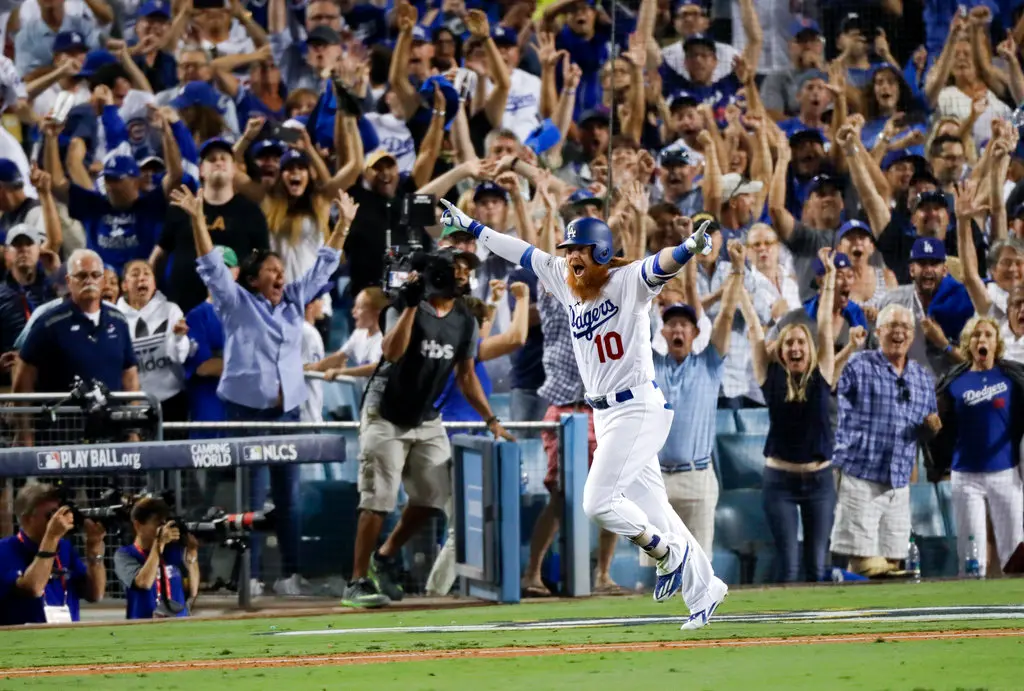 ▲2017年國聯冠軍賽第2戰，Turner轟出再見三分砲，帶領道奇取勝，還讓一位球迷因此結識他的未婚妻。（圖／美聯社／達志影像）