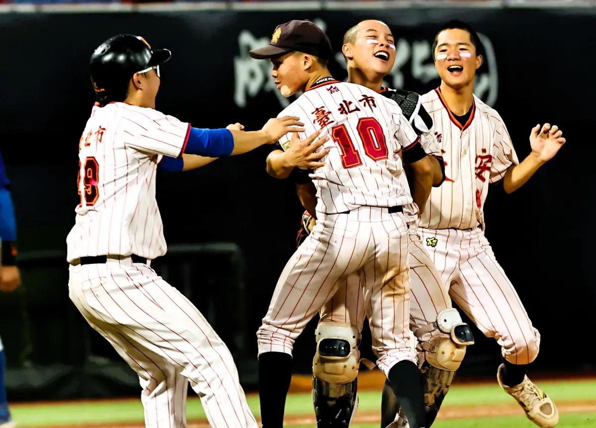 ▲台北長安國中奪冠後全隊相擁慶賀。(圖/城市盃青少棒賽提供)