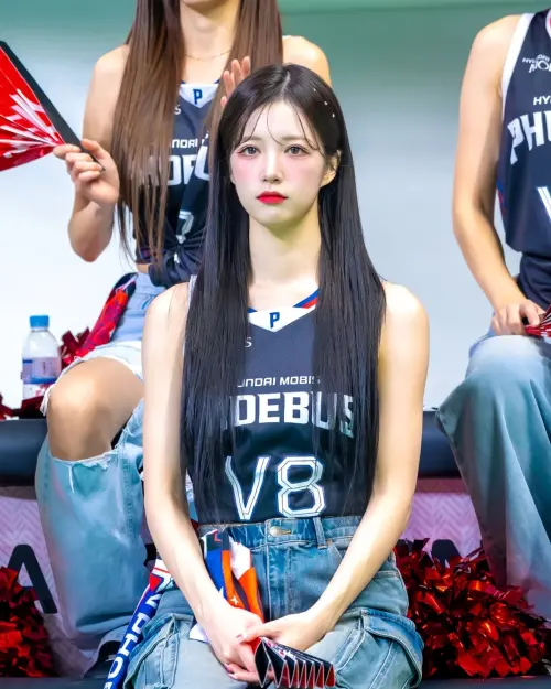 ▲李晧禎坐在球場邊，面無表情。（圖／李晧禎IG）