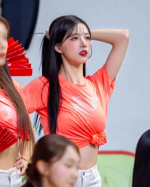 ▲▼李晧禎坐在球場邊，面無表情，以及應援時也是毫無笑容。（圖／李晧禎IG）