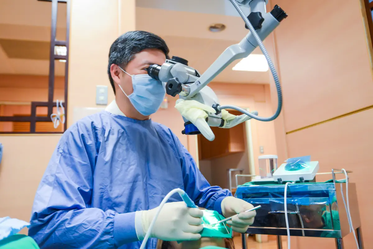 ▲透過顯微鏡治療，牙髓、牙周病治療成功率可顯著提高。（圖／台北慈院提供）