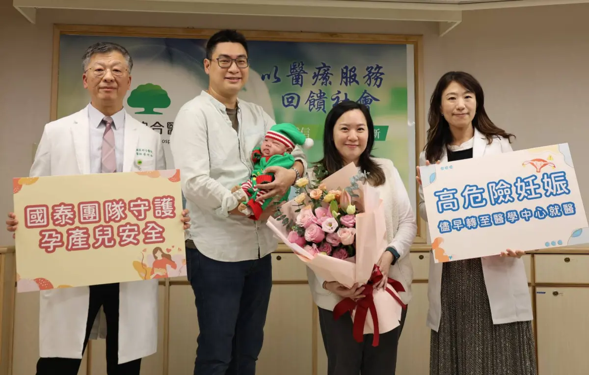 ▲關小姐與先生帶著順利生產的雙胞胎二寶亮相，與全台分享新生命的奇蹟。（圖／國泰醫院提供）