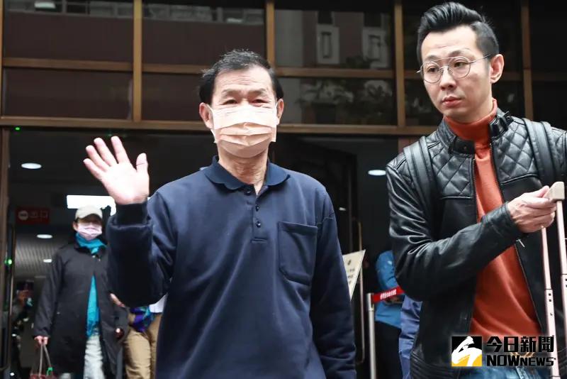 ▲前北市副市長彭振聲（左）涉入京華城容積率弊案，500萬交保後離開北院。（圖／記者葉政勳攝，2024.12.27）