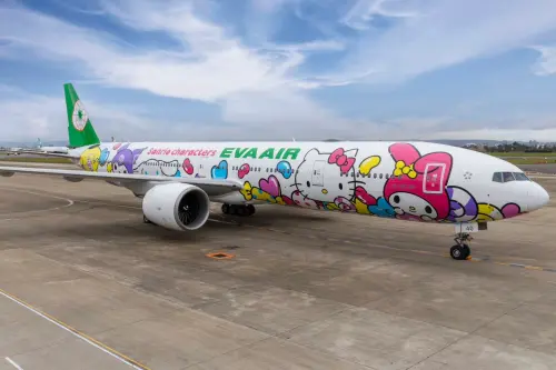 長榮航空全新Hello Kitty「糖果機」壓軸登場　首航浪漫花都
