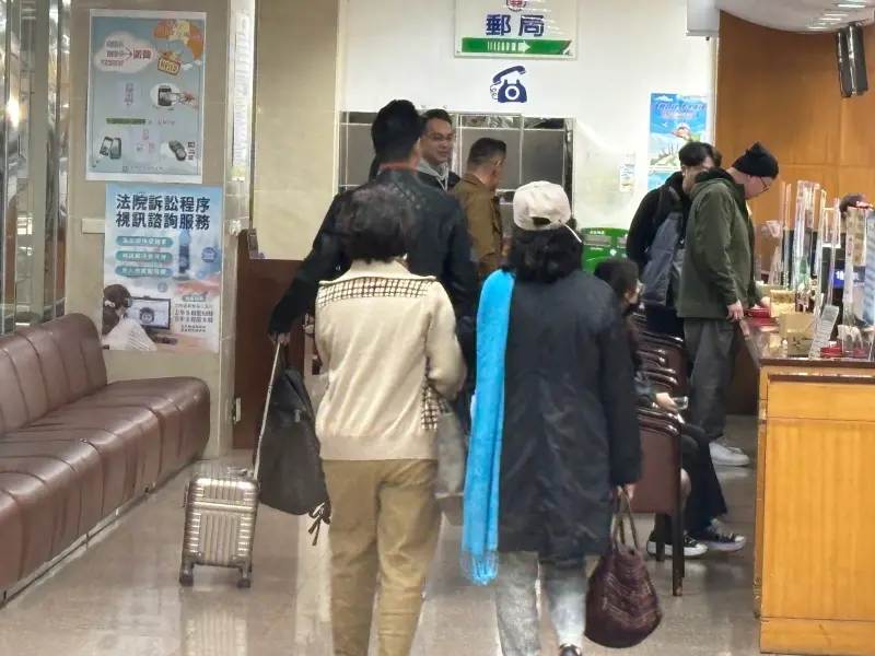▲彭振聲500萬元交保,彭的律師提行李箱來北院交錢。(圖/記者呂炯昌攝,2024.12.27)