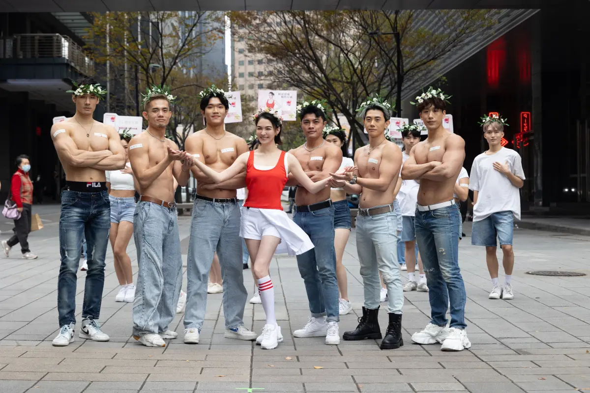 ▲ 張榕容（中）穿著背心、短裙和一群半裸猛男在寒風中大跳熱舞，她也透露2、3個月內就瘦了3公斤，體脂少3％。（圖／全人類公關提供）