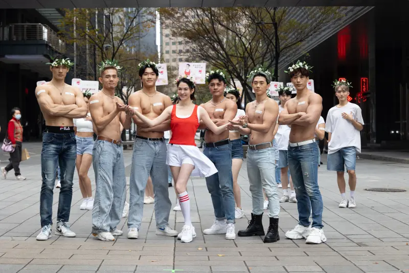 ▲ 張榕容（中）穿著背心、短裙和一群半裸猛男在寒風中大跳熱舞，她也透露2、3個月內就瘦了3公斤，體脂少3％。（圖／全人類公關提供）