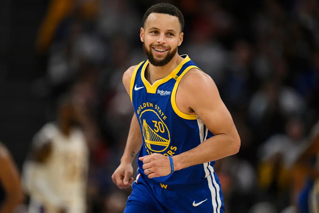 ▲勇士昨（26）日聖誕大戰對上湖人，Stephen Curry在比賽空檔和湖人總教練JJ Redick閒聊，沒想到兩人幾同鴨講，影片曝光後，吸引不少球迷討論。圖／美聯社／達志影像）