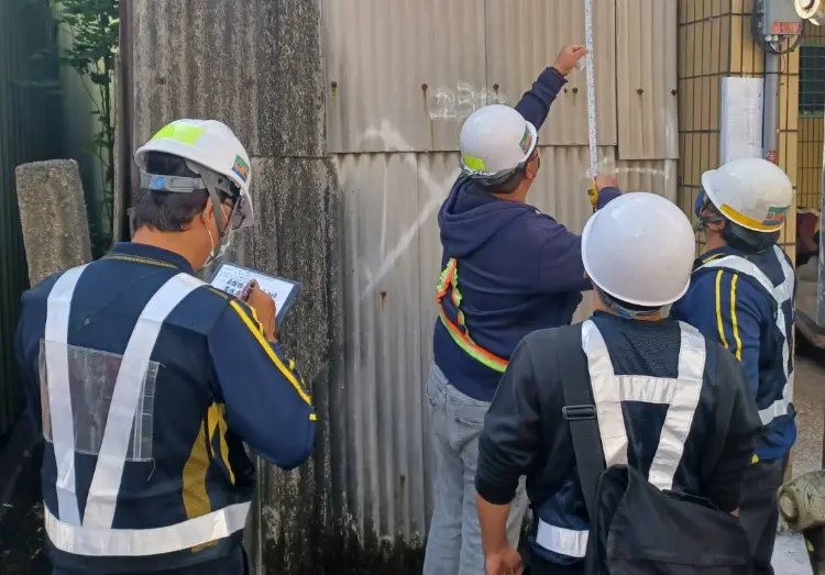 ▲高市府水利局與工務局違章建築處理大隊日前聯手出擊，執行小港區民益路未配合用戶接管之違建戶拆除作業。（圖／高市府水利局提供）