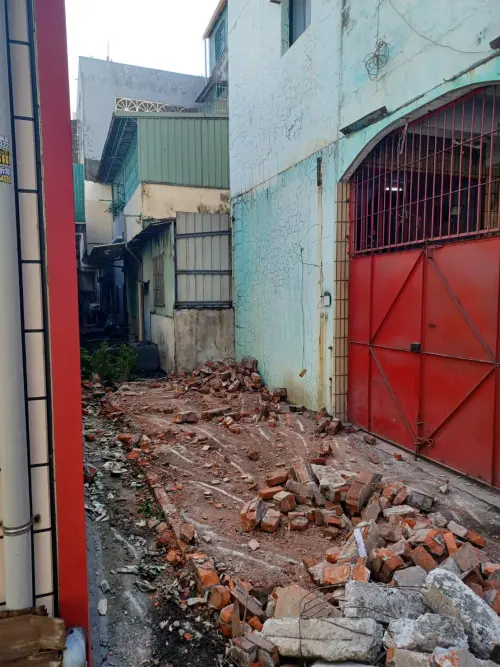 ▲經工務局違章建築處理大隊確認該住戶屋後有違建事實，且依法開立違章建築處分書，並於26日執行屋後（側）巷全數違建拆除作業。（圖／高市府水利局提供）