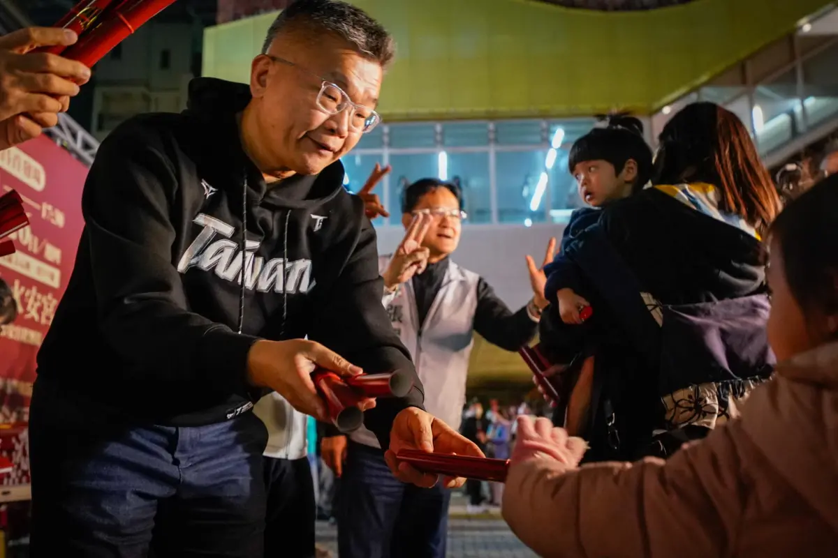 ▲中職會長蔡其昌準備28萬份「臺灣尚勇」春聯，於今(27)日全國22縣市、共236處發送點開放免費領取，造成全台民眾瘋搶，目前許多據點已宣布發送完畢。（圖／蔡其昌臉書）