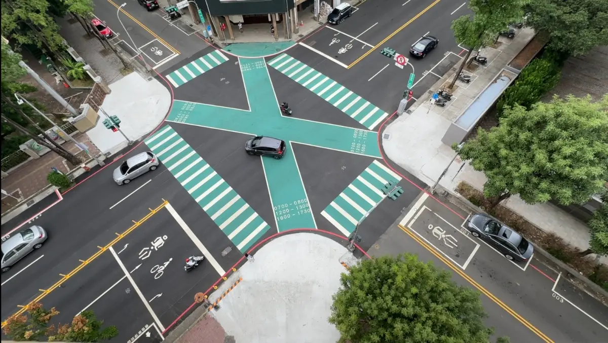 ▲提升行人路權，市府設置綠斑馬以及行人專用時相(圖／交通局提供2024.12.27)