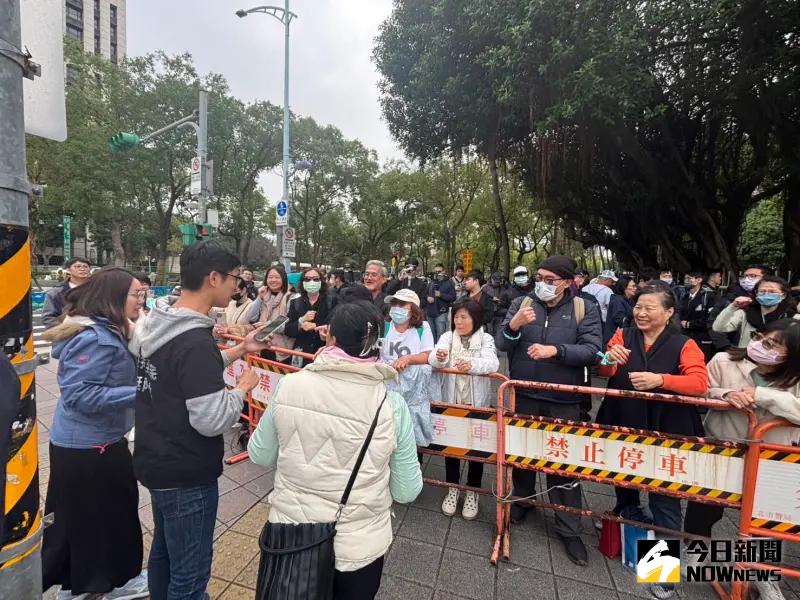 ▲張雪如號召小草們跳炸裂舞迎接柯文哲。(圖/NOWnews攝影中心)