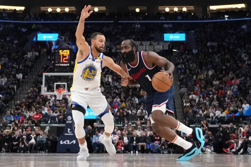 ▲美國職籃（NBA）12月27日金州勇士將對上洛杉磯快艇，勇士球星Stephen Curry將因傷缺陣，成為勇士本場比賽最大隱憂。（圖／美聯社／達志影像）