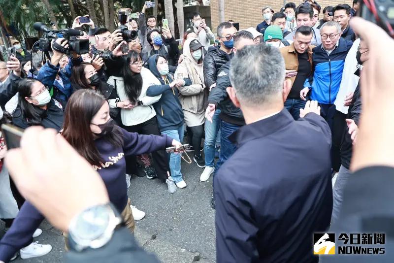 ▲柯文哲在被羈押114天後，今天終於3000萬交保步出地院，大批媒體、小草守候。（圖／記者葉政勳攝）