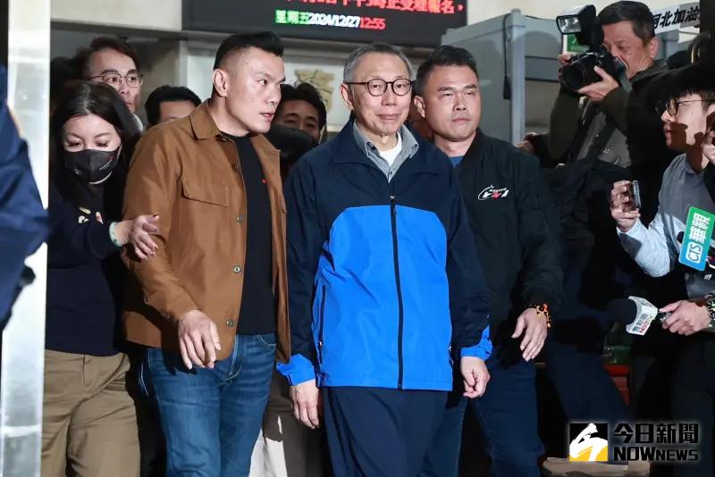 ▲柯文哲在被羈押114天後，今（27）日繳交3000萬保釋金後，步出台北地院，重獲自由。（圖／記者葉政勳攝）。（圖／記者葉政勳攝）