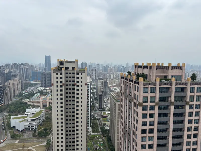 ▲中央大學台灣經濟發展研究中心27日公布2024年12月的消費者信心指數，指標跌破100點創近52個月新低，信心指數由樂觀轉為悲觀。（圖／記者徐銘穗攝）