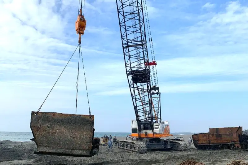 ▲交通部航港局持續推動「海員新星培育計畫2.0」，透過大幅補助乙級船員養成訓練費用，降低進入門檻。圖為工作人員進行多哥籍阿諾號貨輪拆除工作。(圖／航港局南部航務中心提供) 