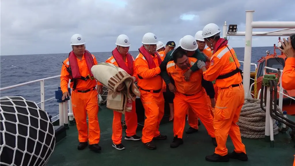 ▲海巡署艦隊分署22日晚間8時許接獲琉球區漁會通報，琉球籍「立鴻868」漁船船長疑似中風，當時漁船位於關島西北335浬、距離台灣2千公里之外。（圖／海巡署提供）