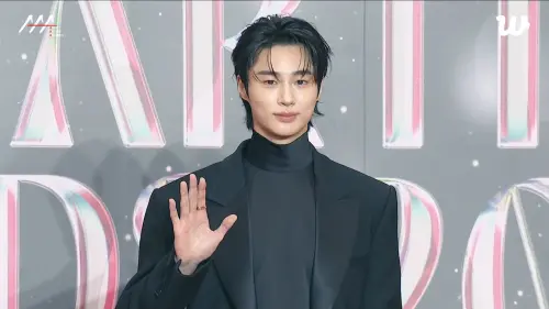 ▲邊佑錫出席2024 AAA頒獎典禮,台上愛心連發。(圖/Weverse) ▲邊佑錫出席2024 AAA頒獎典禮,台上愛心連發。(圖/Weverse)
