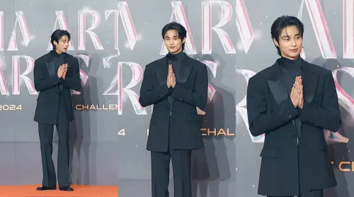 ▲邊佑錫一開始沒聽清楚要比出「薩瓦迪卡POSE」。(圖/Weverse) ▲邊佑錫一開始沒聽清楚要比出「薩瓦迪卡POSE」。(圖/Weverse)