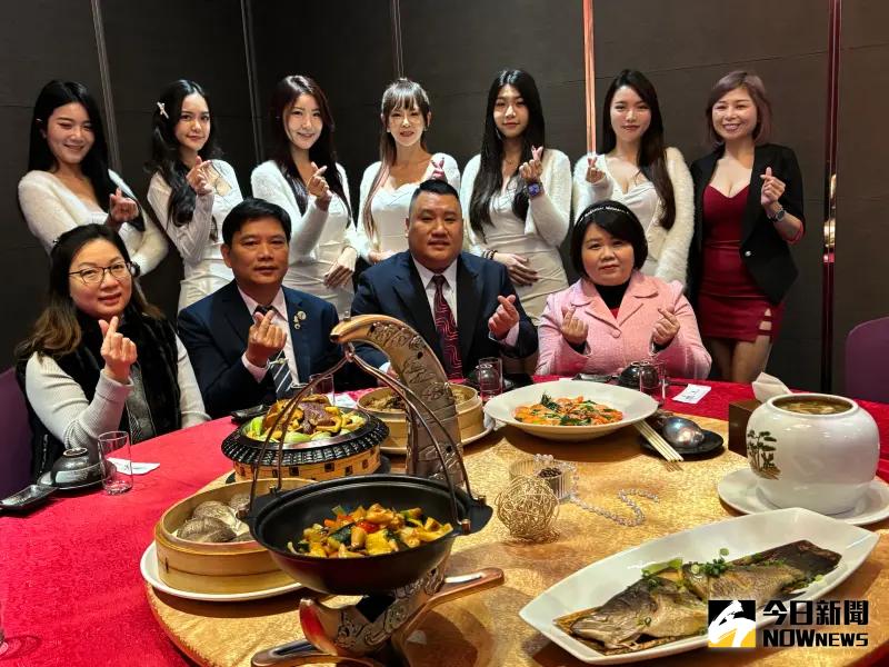 ▲台中朝暮良辰餐廳寒冬送暖，慨贈150萬元愛心年菜给弱勢除夕開心圍爐。（圖／記者金武鳳攝，2024.12.27)