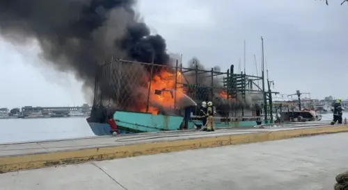 ▲一艘新北野柳籍漁船今（27）日停泊於興達漁港港區，今早11點突然冒出濃煙及火光，船體陷入火海，陣陣黑煙冒在海面上。（圖／海巡署提供）