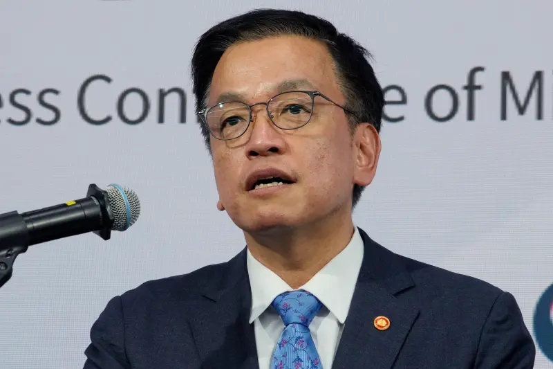▲韓國代理總統、國務總理韓惪洙1日下午請辭,原定將暫代總統職務的副總理兼企劃財政部長崔相穆,也在1日晚間緊急請辭。(圖/美聯社/達志影像)