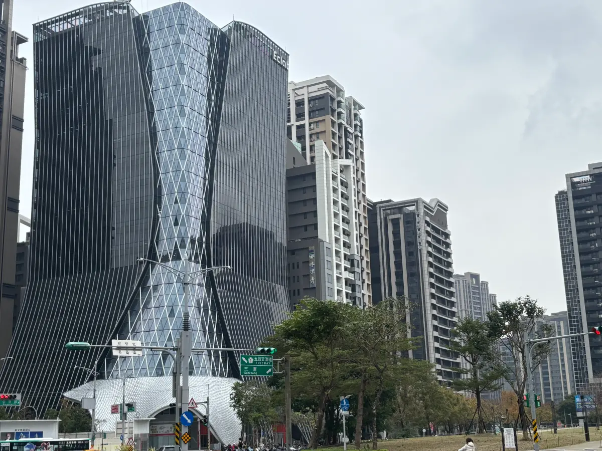 ▲夏季氣溫高，經濟部今年4月調整電價，讓企業成本也跟著攀升，仲量聯行對此推出「數據驅動-AI 空調智慧化模型」，管理建築能源消耗。（示意圖／記者徐銘穗攝）