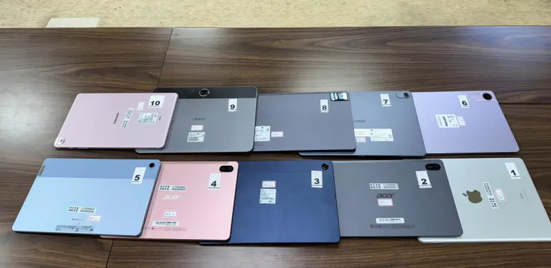 ▲標準局與消保處公布平板電腦10件樣品產品背面。(圖/經濟部)