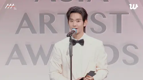 ▲金秀賢拿到「Best Popular獎」。(圖/Weverse) ▲金秀賢拿到「Best Popular獎」。(圖/Weverse)