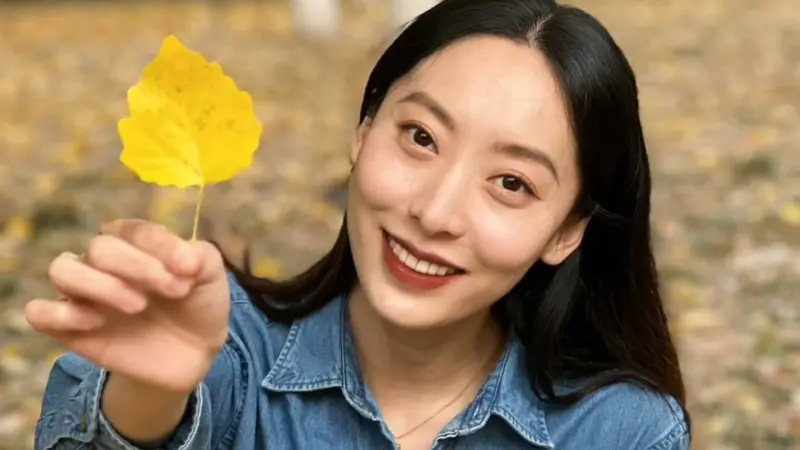 ▲香港喜劇天王周星馳（星爺）在娛樂圈中捧紅了徐嬌、黃聖依、張雨綺等不少「星女郎」，不過其中電影《新喜劇之王》的女主角鄂靖文卻始終沒有紅過，甚至一度被冠上「最醜女星」的封號，就連周星馳都坦言對她相當內疚。（圖／鄂靖文微博）