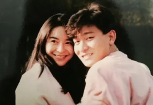 ▲性感女神喻可欣(左)的「第一次」獻給劉德華,兩人交往3年,最終分手。(圖/翻攝自情海星空) ▲性感女神喻可欣(左)的「第一次」獻給劉德華,兩人交往3年,最終分手。(圖/翻攝自情海星空)