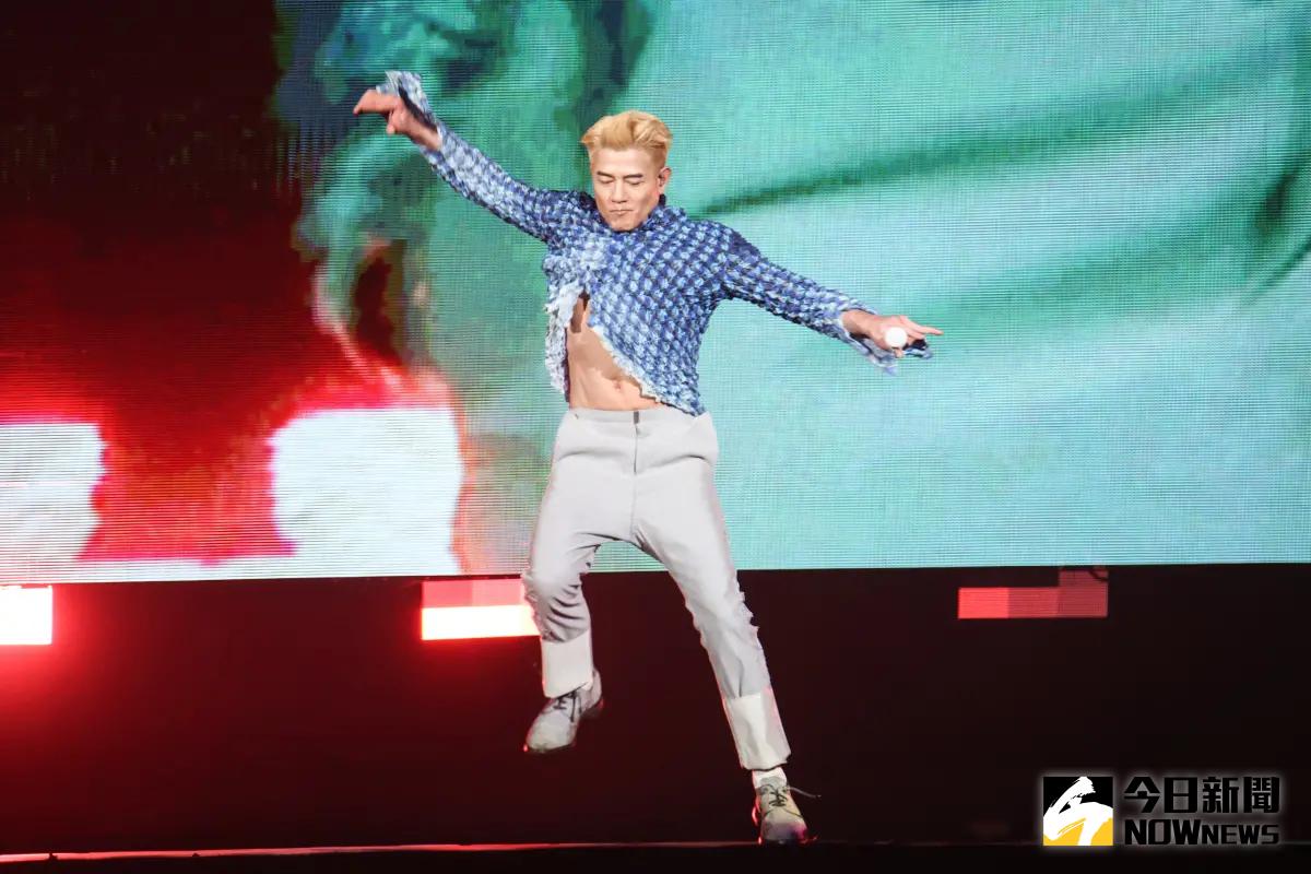 ▲郭富城今天開唱狀況多，左手才濺血，後來又跌落升降台，麥克風「碰」了一聲，接著整個人消失在舞台上。（圖／記者陳明安攝）