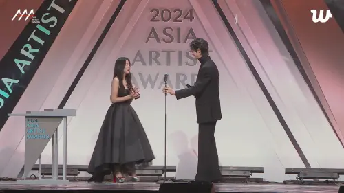 ▲▼邊佑錫、金惠奫拿到「最佳情侶」獎項後,男生終於記得幫女生降低麥克風高度。(圖/Weverse) ▲▼邊佑錫、金惠奫拿到「最佳情侶」獎項後,男生終於記得幫女生降低麥克風高度。(圖/Weverse)